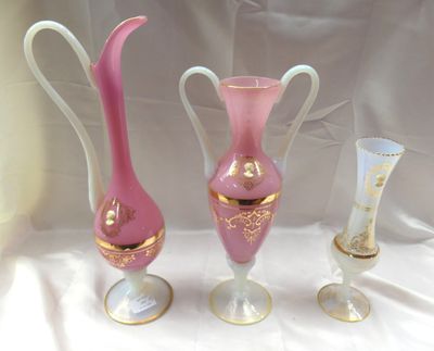 trois vases posés sur une table