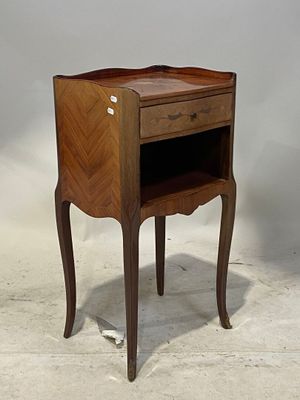 une petite table en bois surmontée d'un tiroir