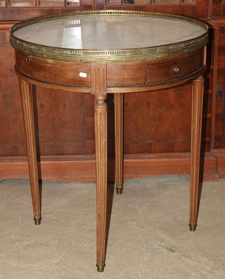 une petite table sur laquelle se trouve un miroir