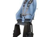 Le siège bébé est bleu et est équipé de deux sangles de sécurité.