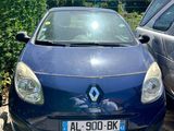 La voiture bleue est garée à côté de la voiture argentée sur le parking