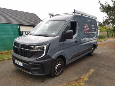 une camionnette garée sur le côté de la route