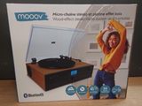 une boîte sur laquelle figure l'image d'une femme debout à côté d'un tourne-disque