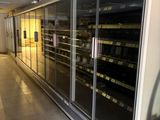 une photo d'un réfrigérateur professionnel dans un magasin