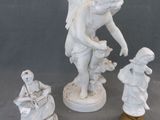 trois figurines assises sur une table