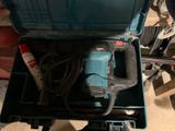 une boîte à outils bleue contenant un marteau et d'autres outils