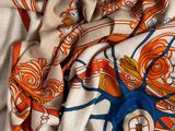 une photo en gros plan d'une écharpe orange et blanche