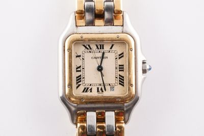 une image d'un gros plan d'une montre-bracelet avec des chiffres romains