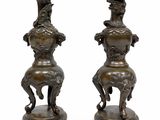 paire de vases anciens en bronze représentant des chevaux sur des socles, sur fond blanc