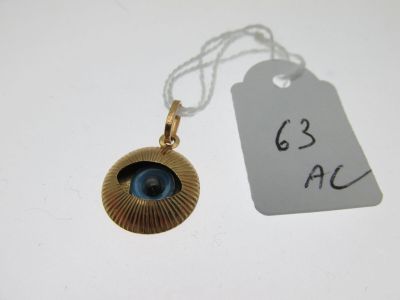 un collier en or orné d'un œil bleu