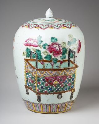 un vase blanc orné d'une peinture représentant des fleurs