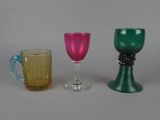 trois verres de couleurs différentes posés les uns à côté des autres sur une table