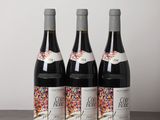 trois bouteilles de vin posées sur une table en bois