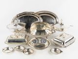 de nombreux objets en argent posés sur une surface blanche
