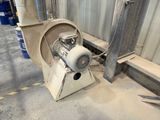 une machine qui se trouve à l'intérieur d'un bâtiment