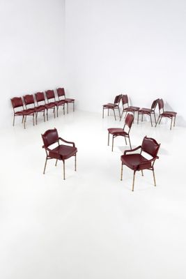 Plusieurs chaises sont disposées en cercle dans une pièce blanche.
