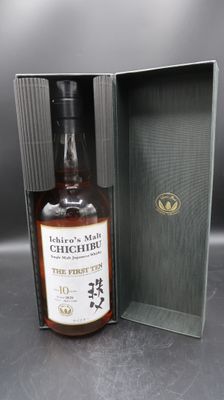 une bouteille de whisky posée dans une boîte sur une table