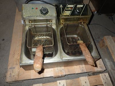 deux friteuses posées sur une palette