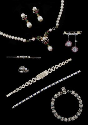 un assortiment de bijoux comprenant un collier, un bracelet et une broche