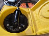 une boîte jaune dans laquelle se trouve une poignée noire