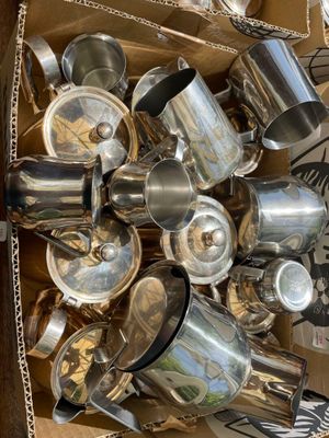 une boîte remplie de casseroles et de poêles posée sur une table