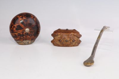 trois petits objets posés sur une surface blanche