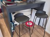 deux tabourets placés devant un comptoir