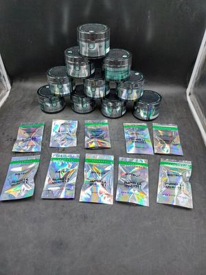 une pile de CD posée sur une table, à côté d'une autre pile de CD
