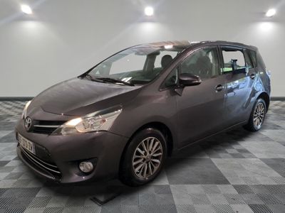 La Toyota Sienna est garée sur un sol à damier dans un garage.