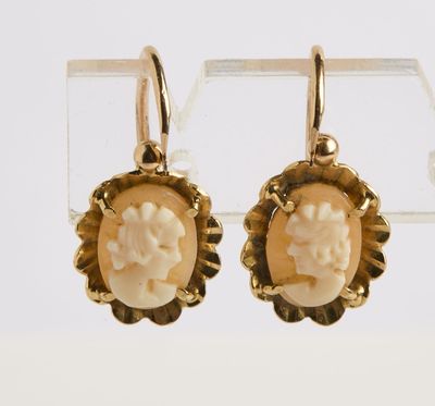 boucles d'oreilles plaquées or ornées de camées sculptés représentant une femme et une fleur