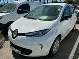 une voiture blanche garée dans un parking à côté d'autres voitures
