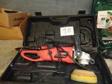 un outil dans une boîte à outils contenant un marteau et d'autres outils