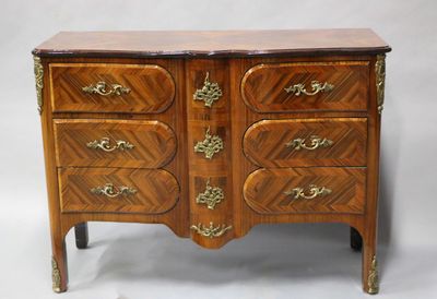 COMMODE en bois de placage oiuvrant à quatre tiroirs sur tro…