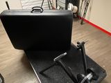 une valise noire posée sur un sol noir