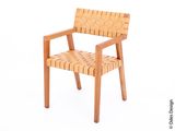 une chaise en bois avec une assise tissée sur fond blanc
