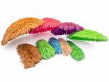 Plusieurs plumes de différentes couleurs sont disposées sur une surface blanche.
