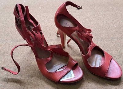 59 / Paire de chaussures à talons - SAN MARINA - Point…