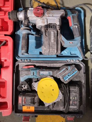 deux outils posés sur une table