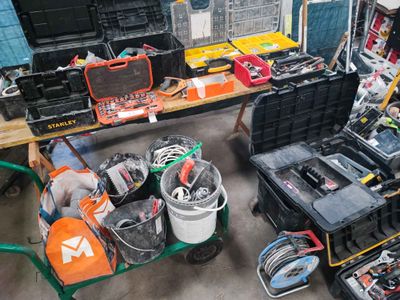 un grand nombre d'outils posés sur une table