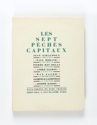 un livre avec des lettres vertes sur fond blanc