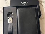 un portefeuille et un porte-clés en cuir noir, présentés dans un coffret noir
