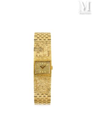 Image d'une montre-bracelet de femme sur fond blanc