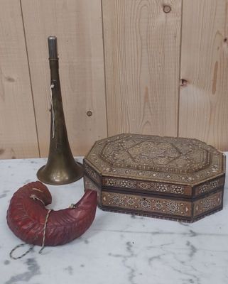 une table sur laquelle se trouvent un vase, une bougie et d'autres objets