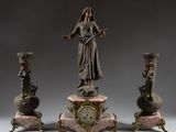 une statue représentant une femme debout sur un socle, à côté de trois vases
