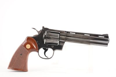 revolver avec une crosse en bois sur fond blanc, avec un fond blanc