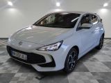 la toyota yaris blanche est garée sur un sol en damier