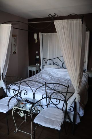 Chambre Coton : lit à baldaquin en métal et literie 160, deux che...