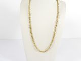gros plan d'un collier sur un mannequin sur fond blanc