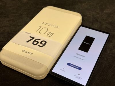Le téléphone Sony se trouve à côté du téléphone Sony sur lequel l'heure est affichée