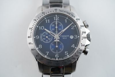 gros plan d'une montre sur une surface blanche